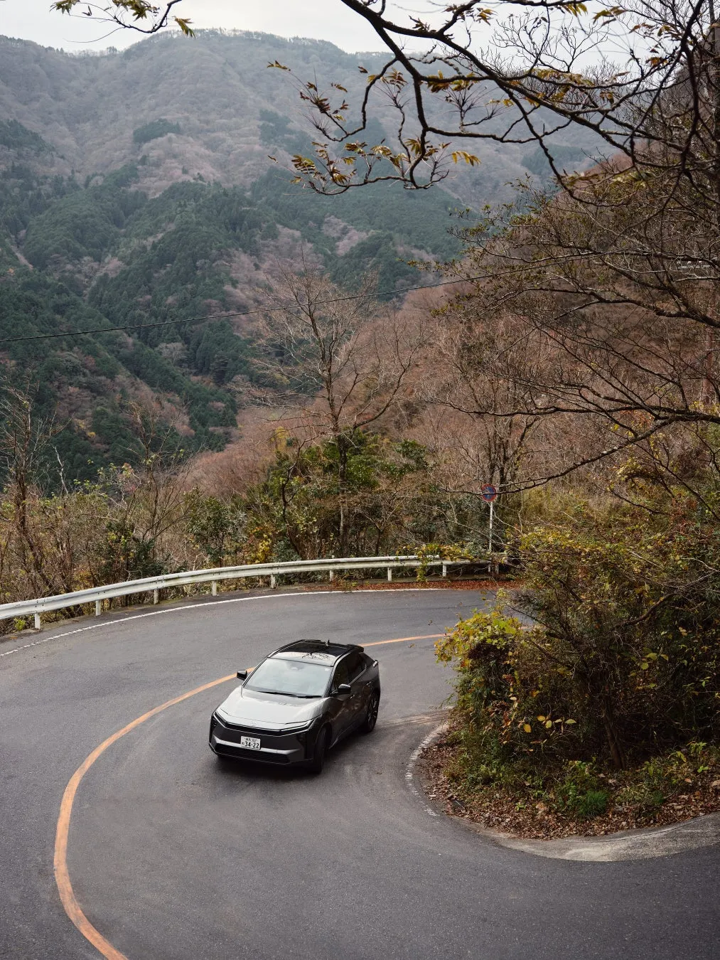 山間の道を走行するTOYOTA bZ4X