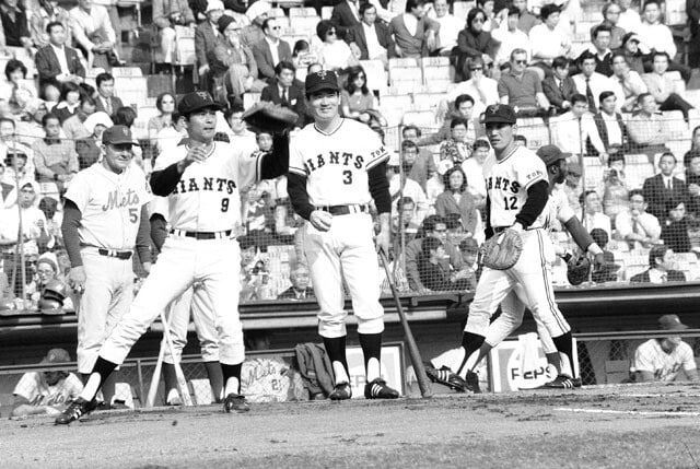 1974年に後楽園球場で行われた日米野球対メッツ戦の試合前、ノッカーを買って出た長嶋（中央、写真：共同）