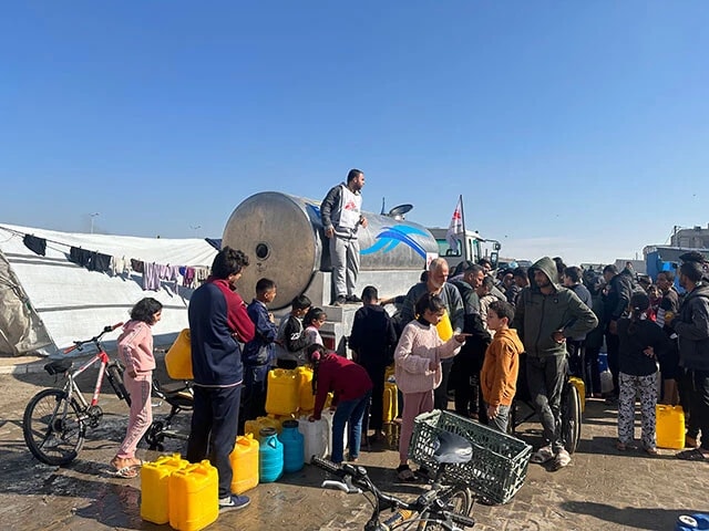 2024年1月、ガザ地区南部ラファで、MSFのタンクローリーからの給水を求めて集まった人々 ©️MSF