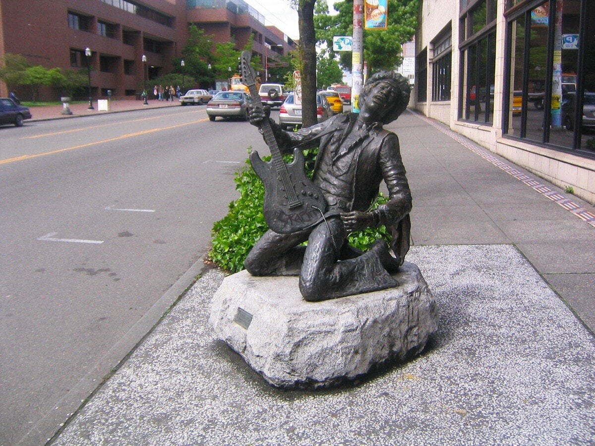 アメリカ・ワシントン州シアトルのヒップな地区「キャピトル・ヒル」にあるジミ・ヘンドリックス像。ギターの神様ジミヘンはシアトル出身。