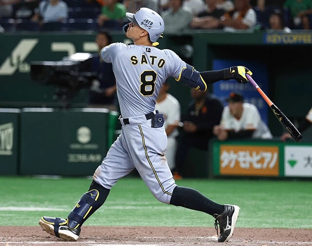 リーグトップの本塁打と打点が目を引くが、打率もトップとわずか8厘差。三冠王も視野に入るほどバットが止まらない！