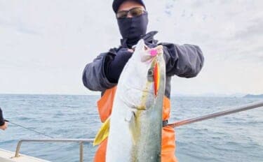 【沖釣り釣果速報】響灘のジギング船で良型ヒラマサ7kg級浮上！ブレードジグにヒット（福岡）