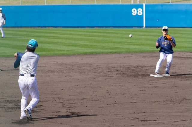 池山ヤクルトのキーマンとされるのが長岡秀樹（左）と内山壮真（右）の「そまひでコンビ」。長岡は定位置のショート、内山は今季からセカンドなど内野に挑戦しており、二遊間を組む可能性も