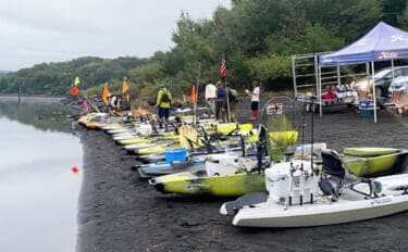 「今日だけ特別に釣りOK!」 水深120mの本栖湖にカヤックジギングで挑戦!