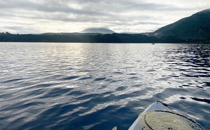 「今日だけ特別に釣りOK！」 水深120mの本栖湖にカヤックジギングで挑戦！