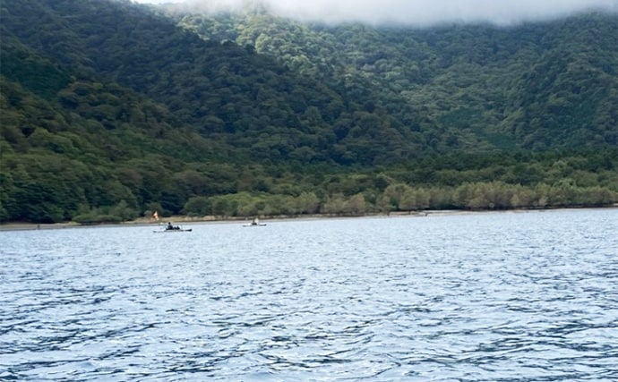 「今日だけ特別に釣りOK！」 水深120mの本栖湖にカヤックジギングで挑戦！