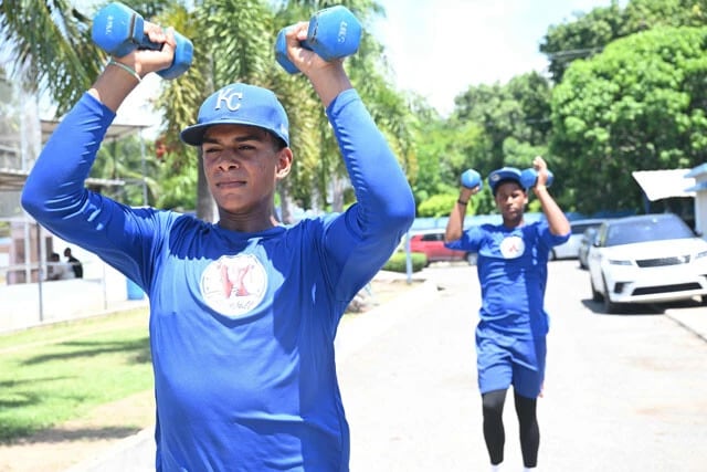 プログラマで将来性があると認められた選手は、MLBの各球団が運営するアカデミーと契約する。ここではまず球団の徹底管理の下、メジャーリーガーになるための体づくりが行なわれる