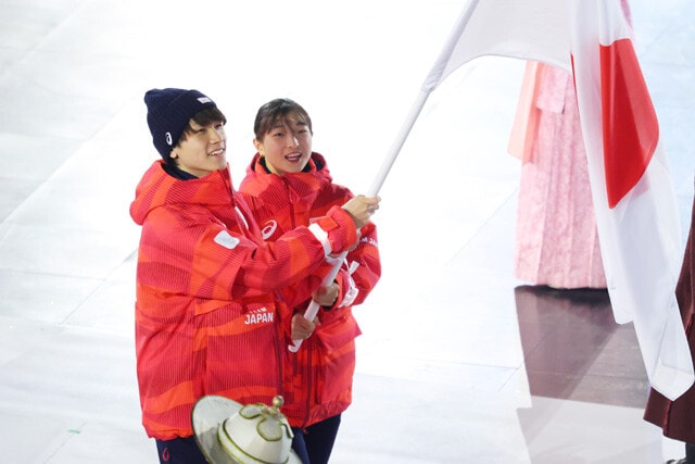 閉会式ではスピードスケートの森重 航（左）と旗手を務め、冬季五輪史上最多24個のメダルを獲得した日本選手団を牽引