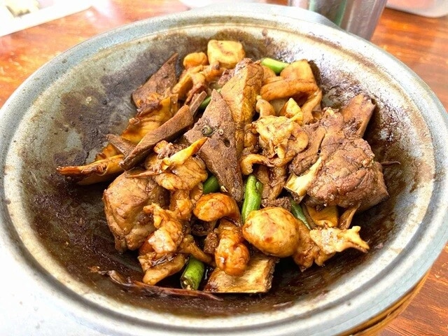ティムとトミーと一緒にサンダカンで食べた「バクテー」。炒め物のような不思議なバクテーだったが、とにかくうまかった。