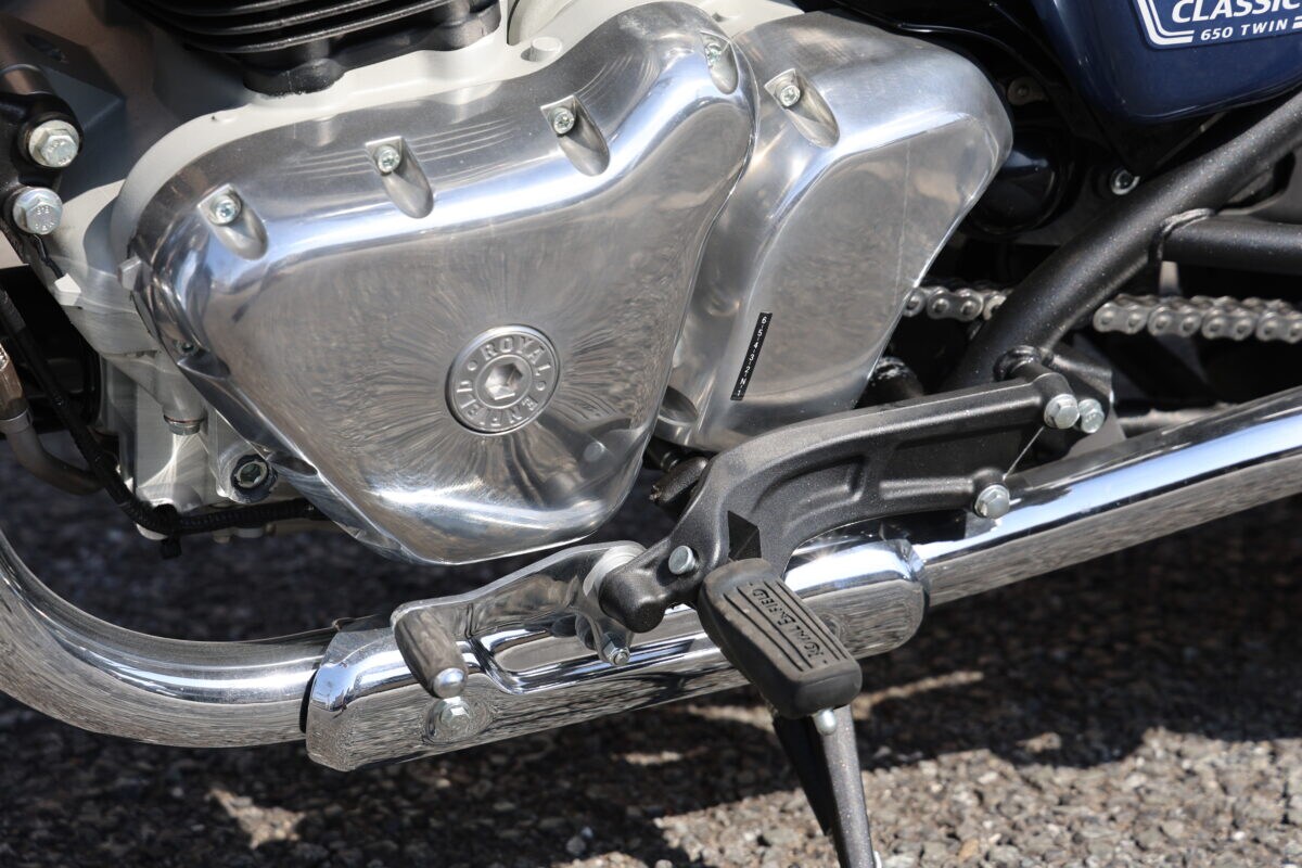 既製品や汎用パーツではなく、自社のブランドをしっかリ意識してデザインされたクロームメッキ仕上げのスイッチボックス。クラシック650は塗装された他の650シリーズとは違いアルミ素地ならではの“半ツヤ”の質感が楽しめる。