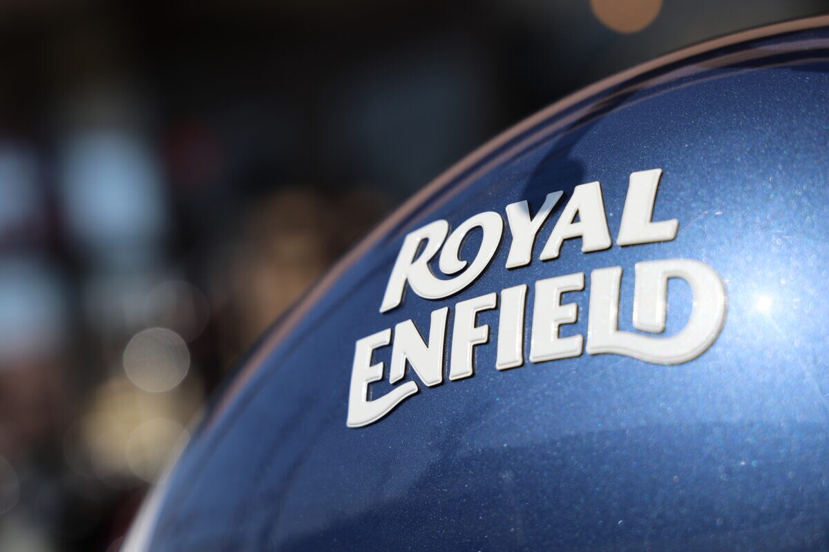 ロイヤルエンフィールドと言えばタンクの手書きストライプ。このCLASSIC 650 BASE（Bruntingthorpe Blue）カラーリングは違うが、最上級モデルのCLASSIC 650 TOP のBlack Chromeのタンクには、工場に数人しかいないという職人が手書きで入れたピンストライプのゴールドラインが輝く。