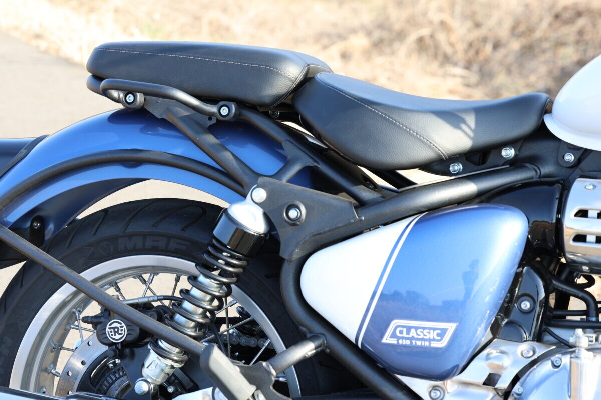 シングルシート仕様にするだけでガラリと雰囲気が変わるクラシック650。しかも、車体の加工は必要なく、タンデムシートやキャリアステー、タンデムステップを外すだけ。