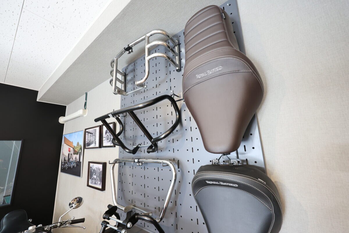 ロイヤルエンフィールドの純正カスタムパーツだけでもエンジンガードだけで4種類ものパーツが選べ、世界に1台だけの愛車を作り上げやすい。