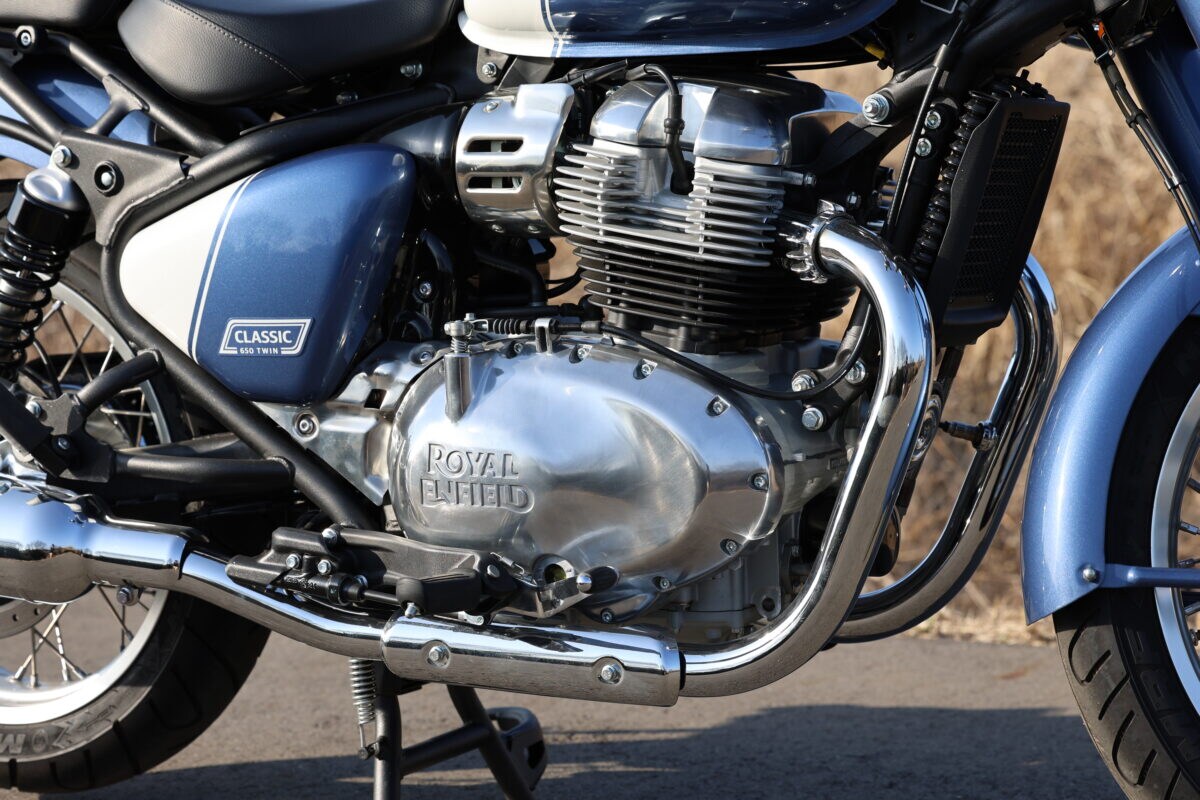 空冷フィンの存在感が特徴的でその造形にもこだわりを感じる空冷648cc並列２気筒エンジン。