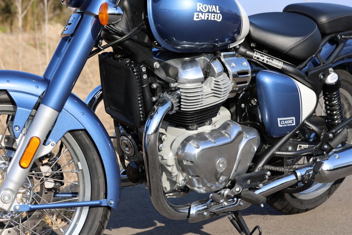 クランクレイアウトは時流の270°を採用し、90°Vツインのような歯切れのいい鼓動感と吹け上がりの良さを両立させている。