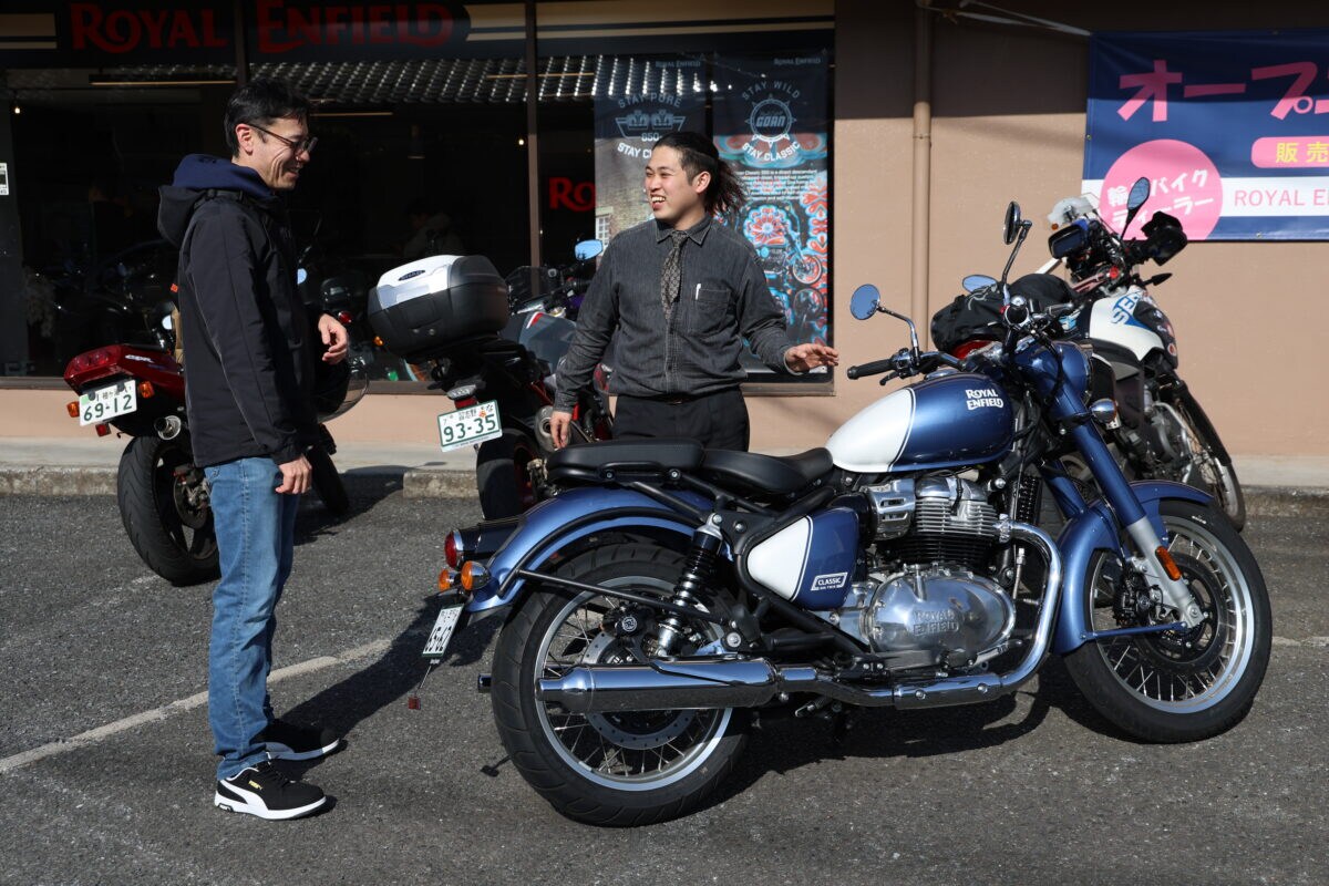 ロイヤルエンフィールド正規ディーラーでは試乗体験に力を入れているお店が多く、実車を見るだけでなく、乗ってそのフィーリングを確かめられる。