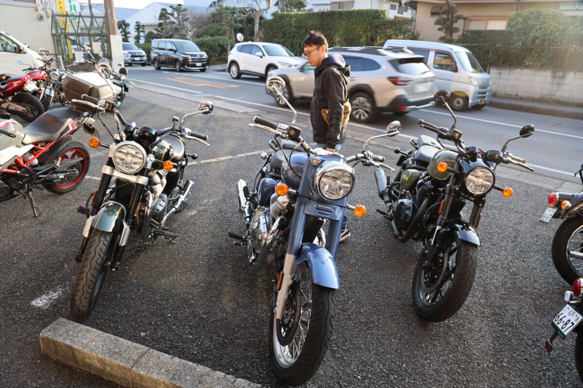 左から、スーパーメテオ650、クラシック650、ショットガン650。同系のエンジンに同系のメインフレームを使った兄弟車だが乗り比べれば違いは歴然。