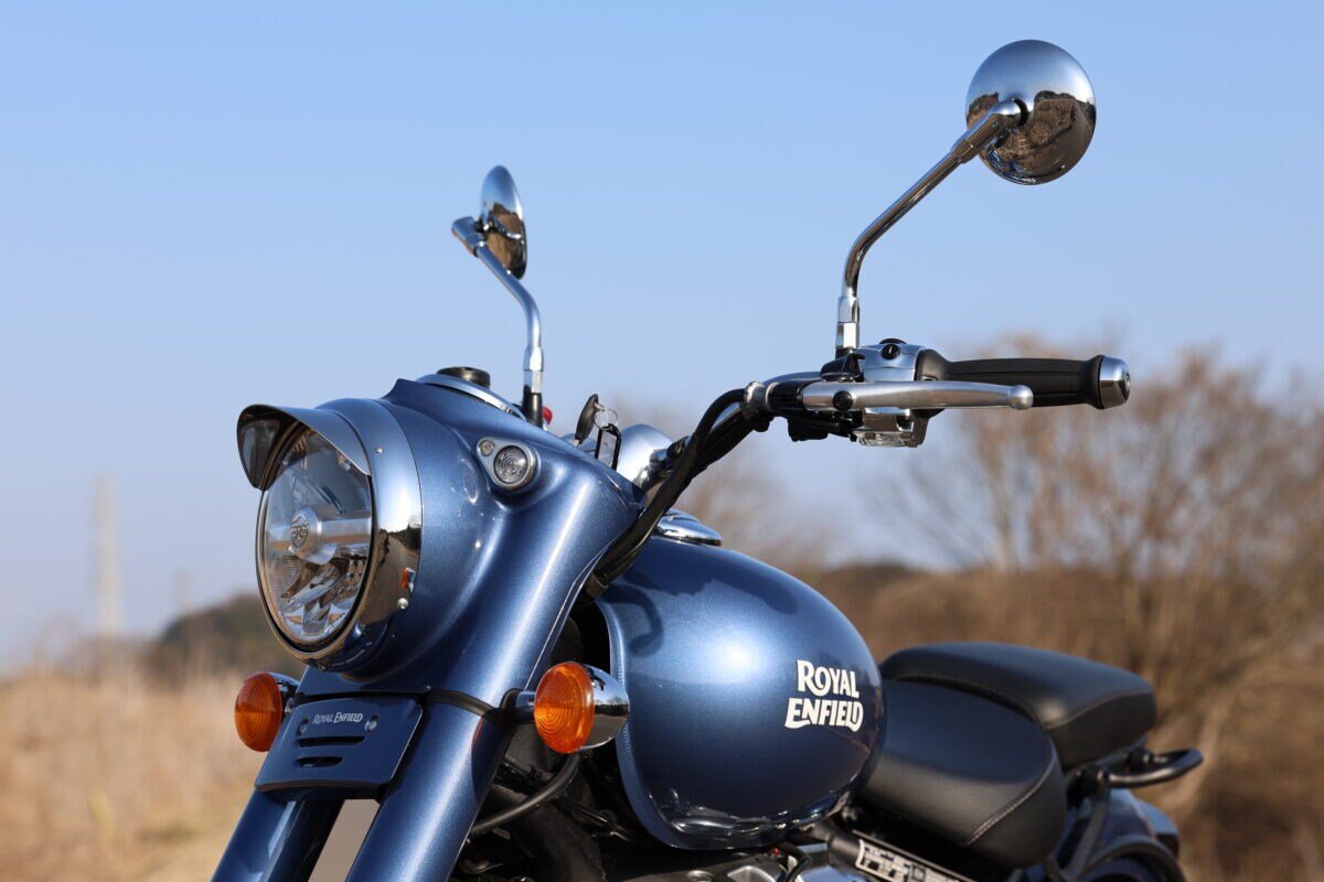 背筋が伸びる“キングポジション”を作り出すプルバック気味のハンドル。