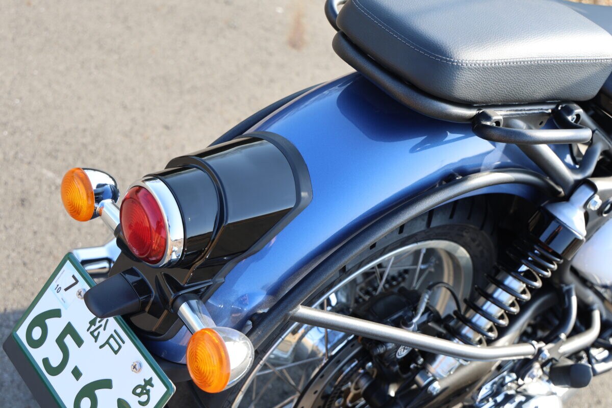 クラシック650の前後のフェンダーは本物志向のスチール製。価格重視であれば真っ先にプラスチック化される部分だ。