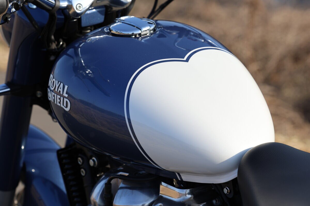 フューエルタンクはスーパーメテオ650と共通かと思いきやシート側の幅が異なり、鞍型のライダーシートも兄弟車それぞれで形が違う。