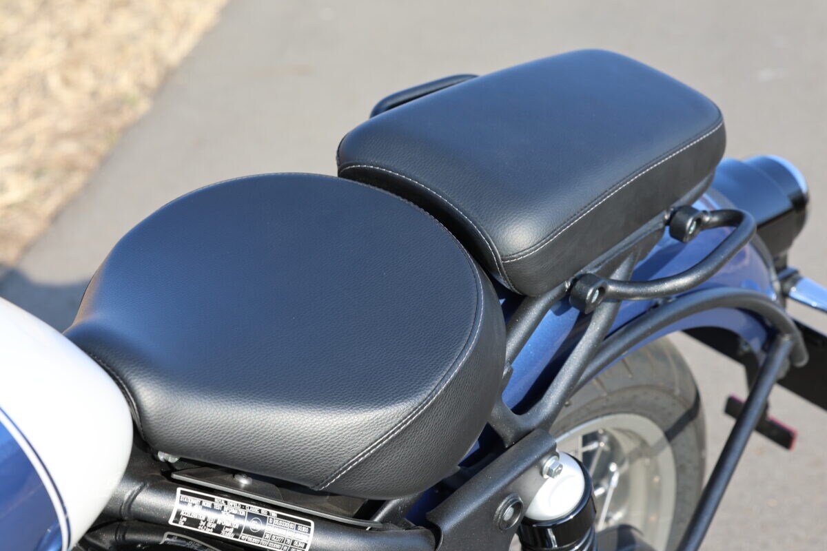 フューエルタンクはスーパーメテオ650と共通かと思いきやシート側の幅が異なり、鞍型のライダーシートも兄弟車それぞれで形が違う。