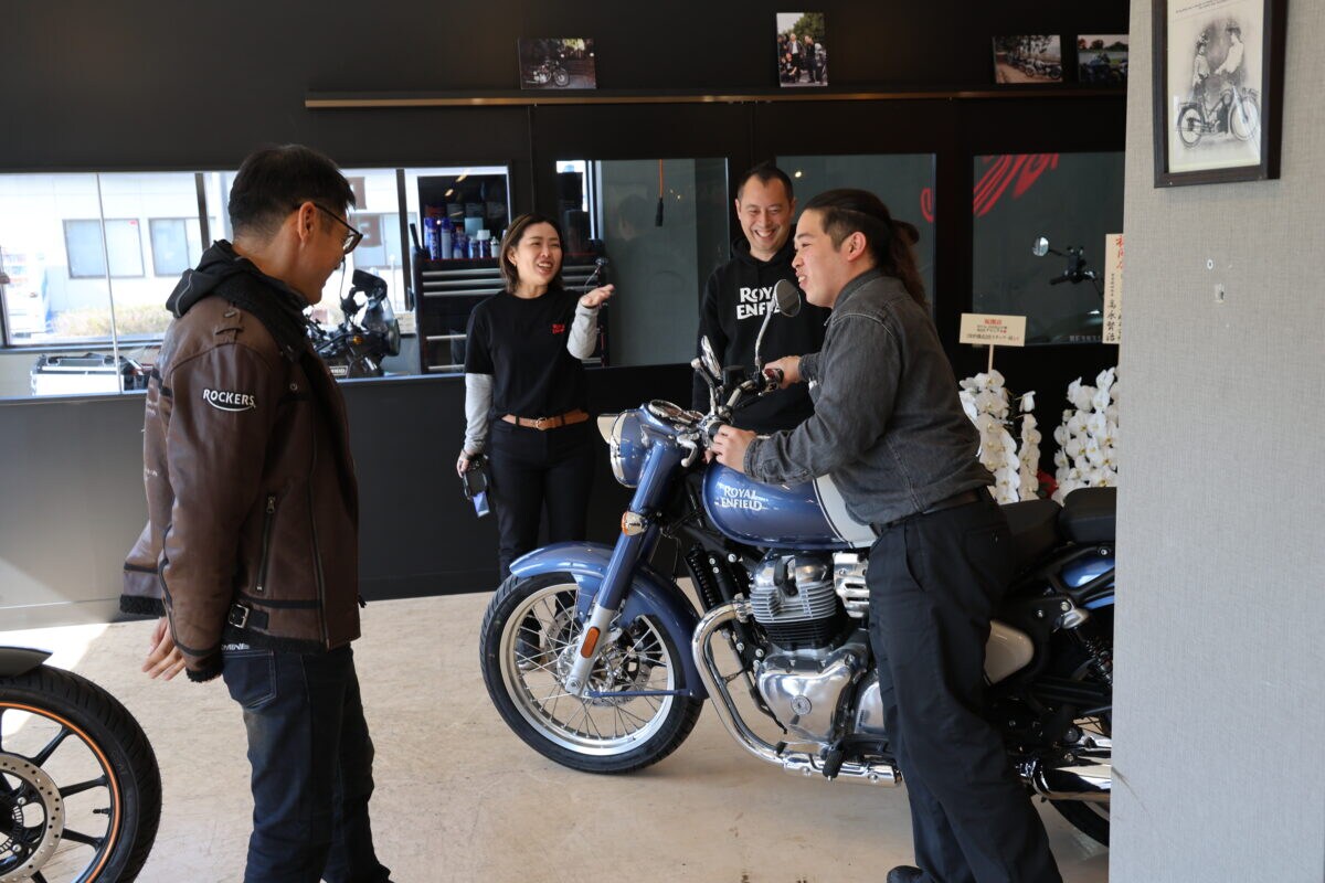 ロイヤルエンフィールドでは、地域のバイクショップがオーナーたちの集いの場となれるような施策を展開。正規ディーラーごとのイベント開催もバックアップしている。