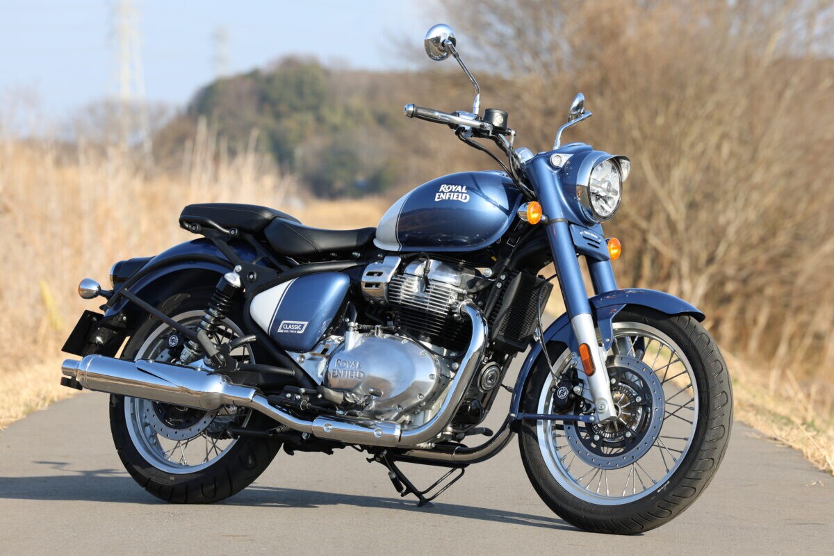 写真はCLASSIC 650 BASE (色：Bruntingthorpe Blue)で価格は100万2100円。