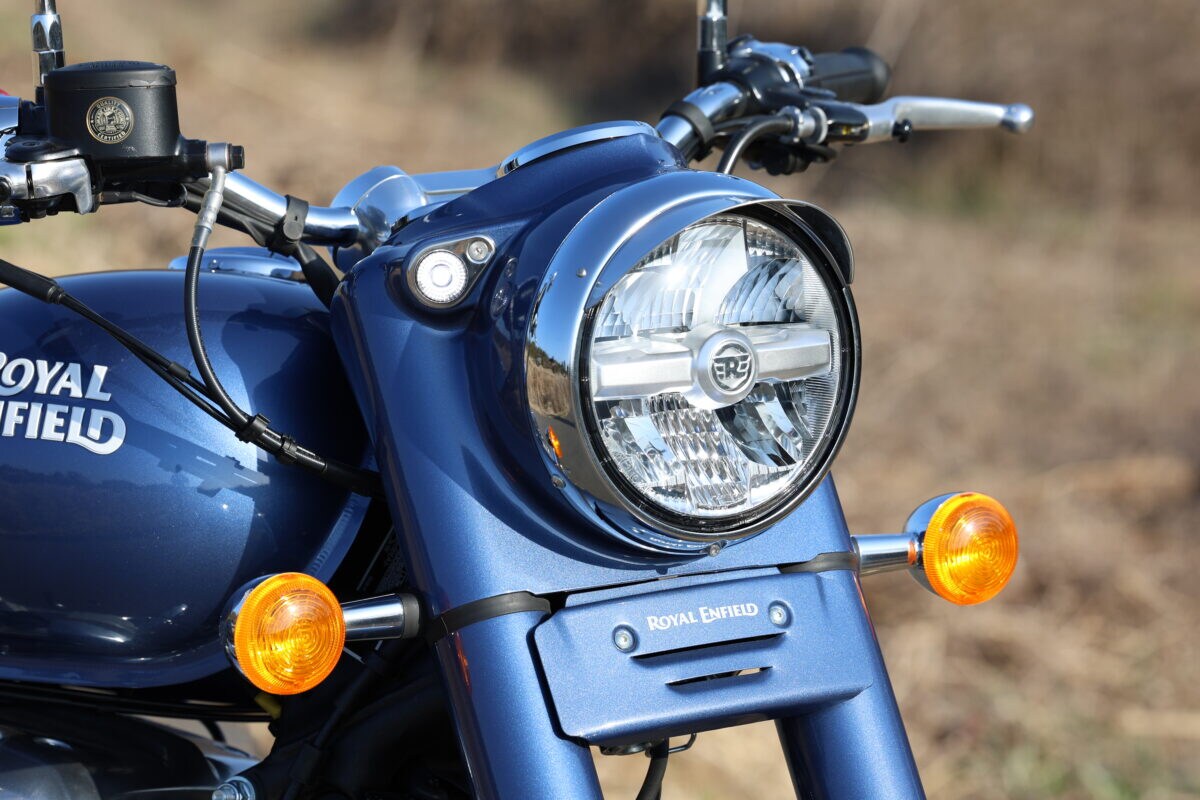 キャスケット（つば）付きの丸目ヘッドライト、メーターデザインなどは、ロイヤルエンフィールドのモデルが代々大切にしてきたアイデンティティ。