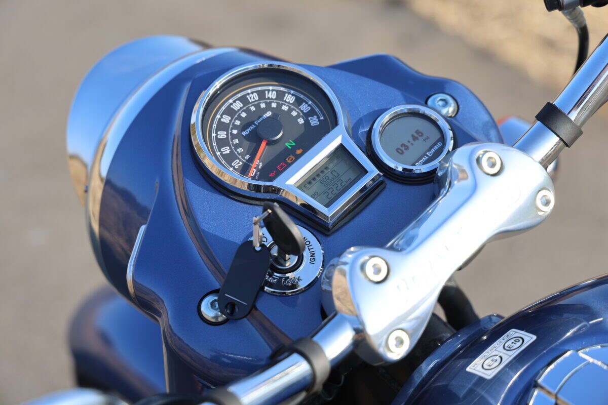 キャスケット（つば）付きの丸目ヘッドライト、メーターデザインなどは、ロイヤルエンフィールドのモデルが代々大切にしてきたアイデンティティ。