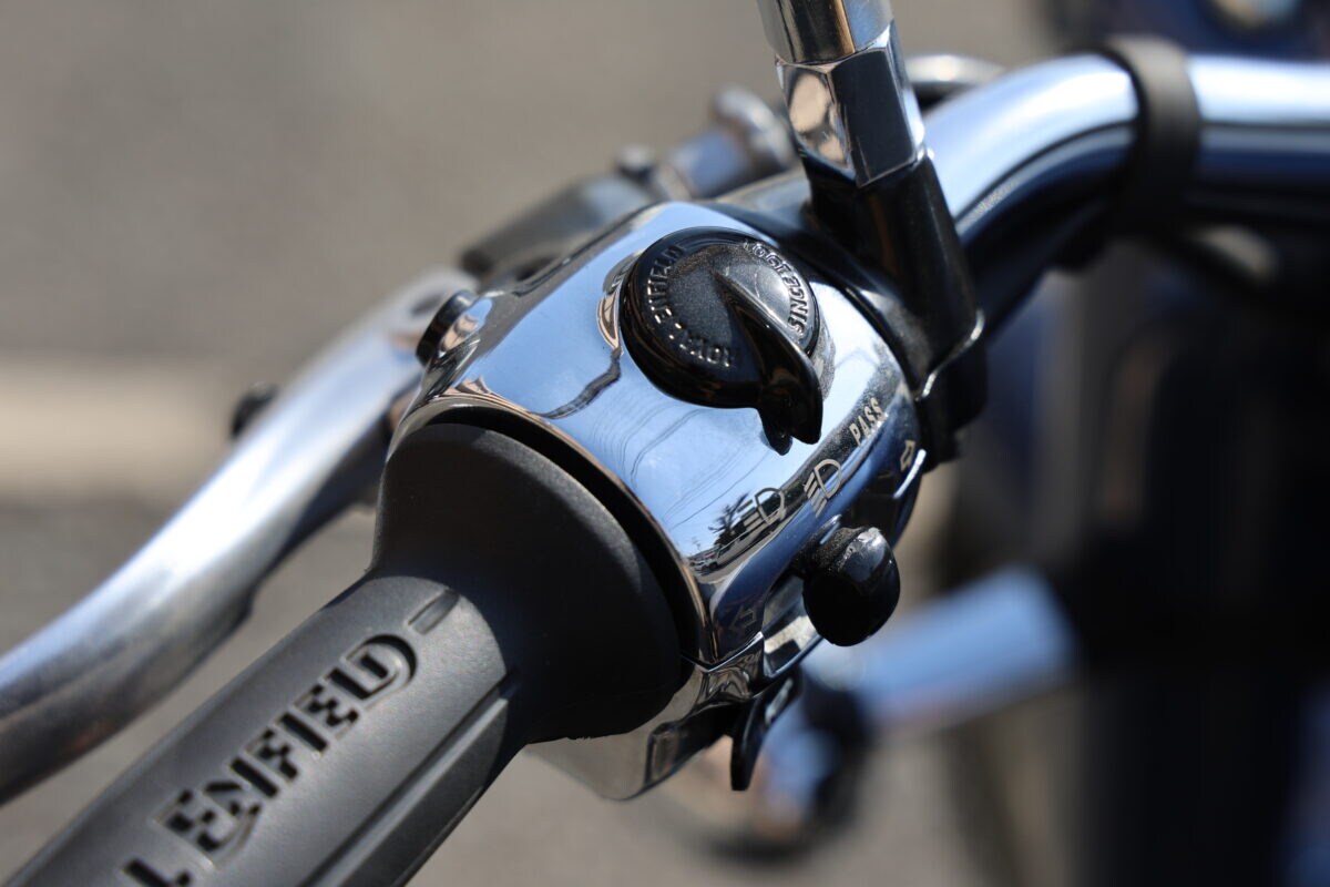 既製品や汎用パーツではなく、自社のブランドをしっかリ意識してデザインされたクロームメッキ仕上げのスイッチボックス。クラシック650は塗装された他の650シリーズとは違いアルミ素地ならではの“半ツヤ”の質感が楽しめる。