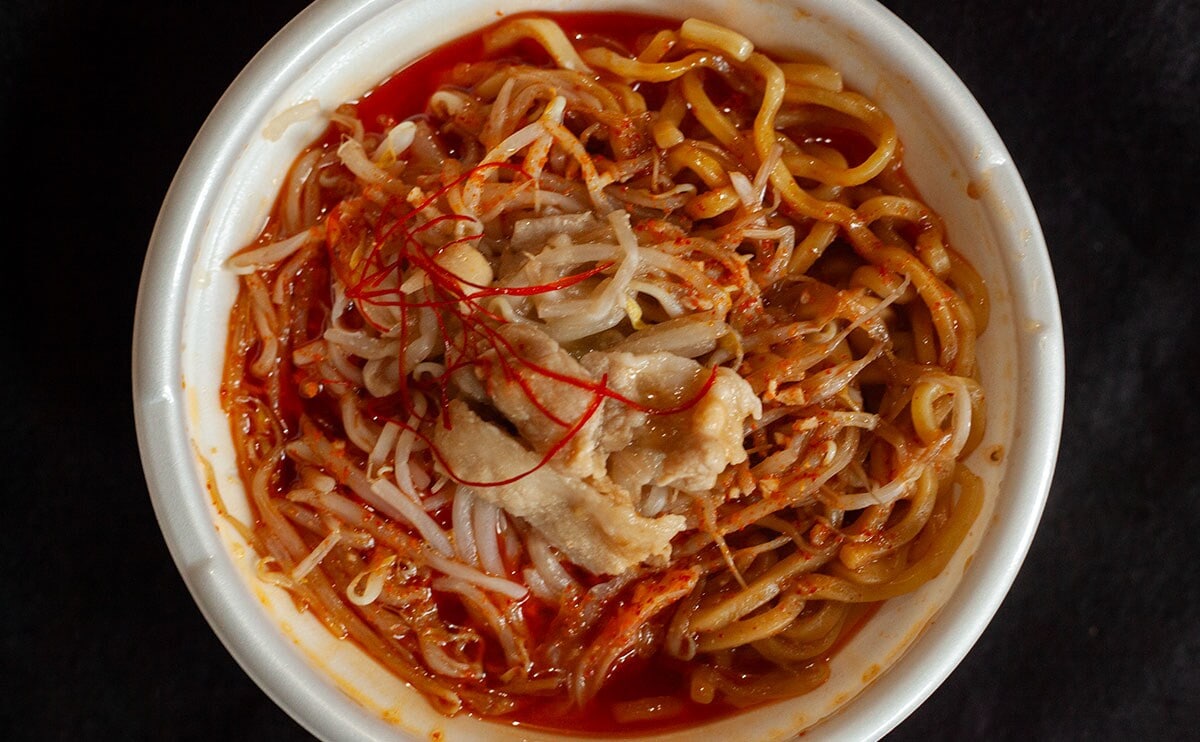 辛すぎるけど中毒性あり!【セブン】の新作『チルド麺』