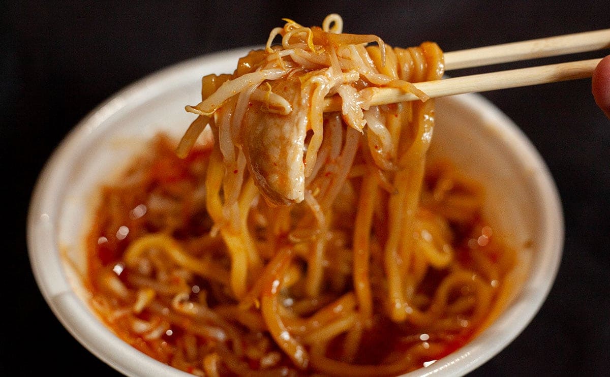 辛すぎるけど中毒性あり!【セブン】の新作『チルド麺』