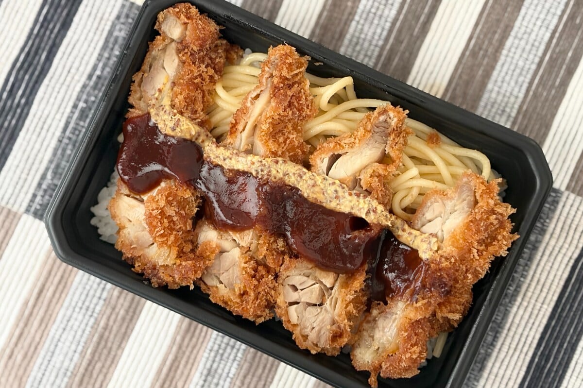 ボリュームすごっ!【ローソン】893kcalの豪快すぎるお弁当が登場