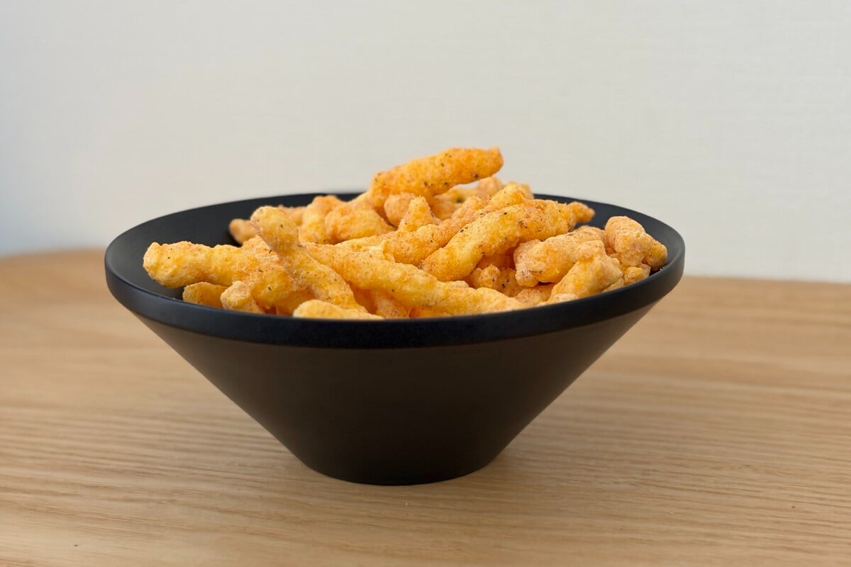 香りも味もチーズ!【セブン】ザクザク食感もクセになるスナック菓子