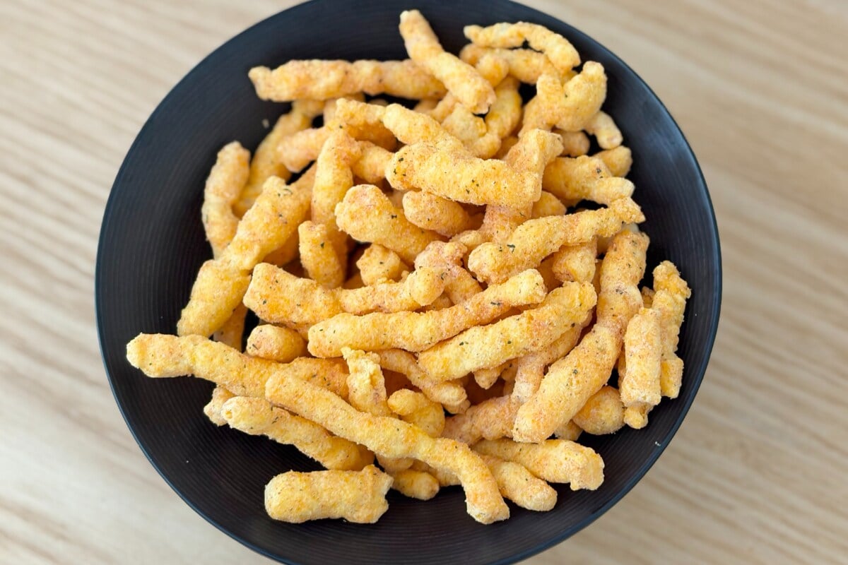 香りも味もチーズ!【セブン】ザクザク食感もクセになるスナック菓子