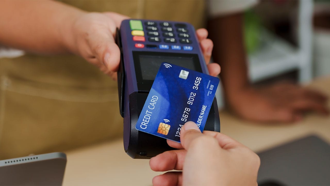 キャッシュレス決済の主役はクレカ47%! QRコード・電子マネーも5割超で定着の画像1