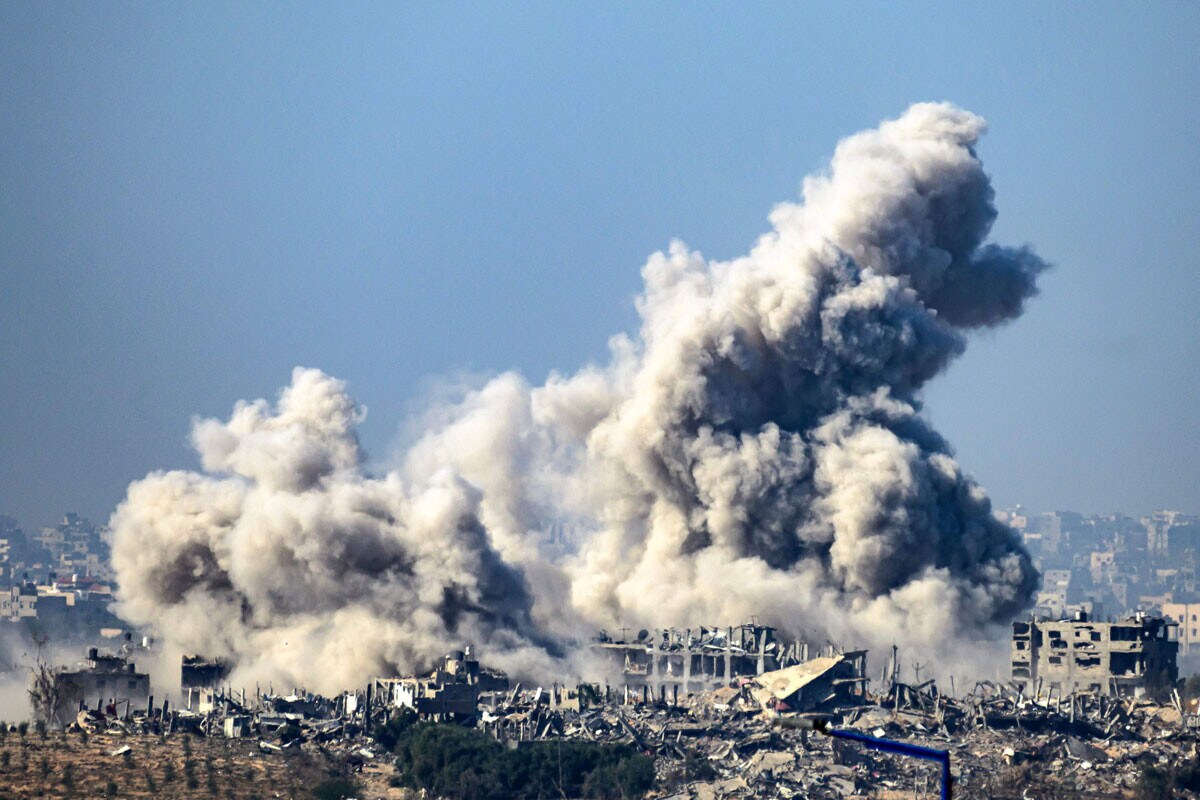 10月7日、ハマスの奇襲攻撃から始まったガザ戦闘で、イスラエルは12月までに一万カ所の空爆を実行した（写真：AFP＝時事）