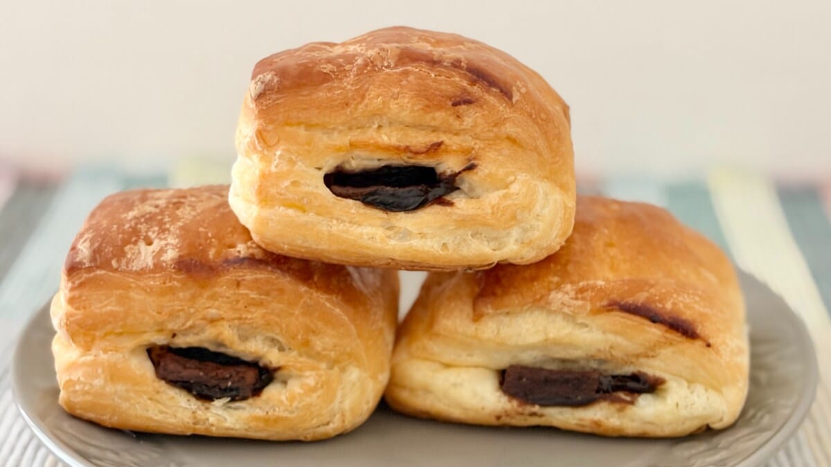 1個53円の高コスパ！【セブン】にダブルチョコの食感が楽しいミニパン