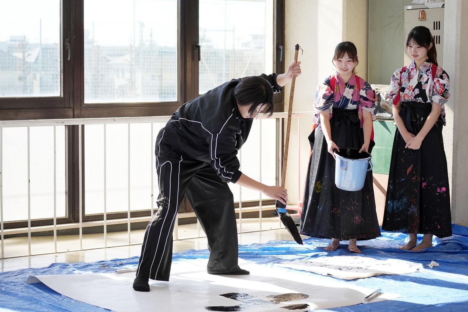 書道パフォーマンスに挑戦！LIL LEAGUEが書道＋音楽＋ダンスで躍動感あふれる作品を