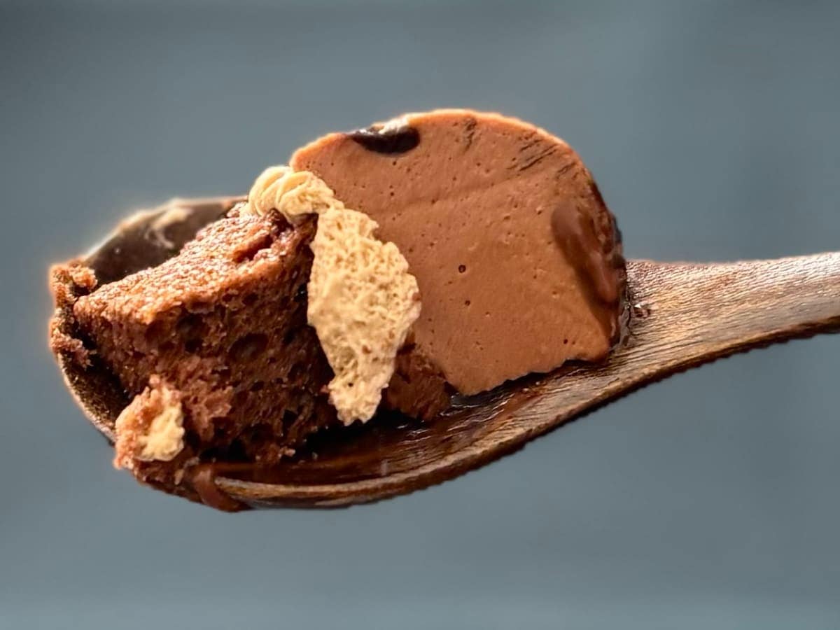 最初から最後まで濃厚チョコ!【ファミマ】食感の違いも楽しい新作ケーキ