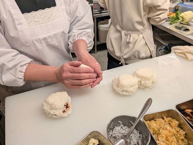 おにぎりはふっくら手握り