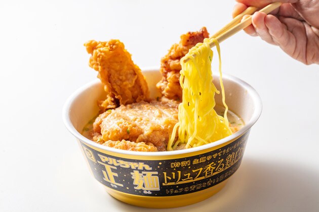 （３）食べる！　こってり感と味の深みが増した正麺は驚愕のウマさ！　しかも白湯スープに浸ったチキンはチャーシューのように食べられ満足度もヤバイ。こいつは幸せなデブ飯だぜ......！！