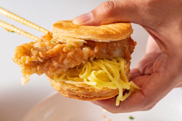 （４）カスタム！　ケンタッキーのビスケットがあれば半分に割り、間にチキンと麺を挟んでラーメンバーガーにしても激ウマ。マルちゃん正麺の麺のクオリティが高いからこそ可能なアレンジだ！