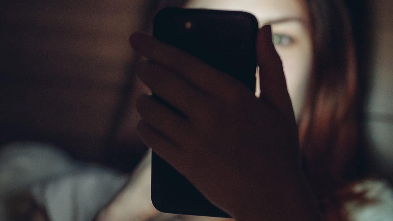スマホが奪う「睡眠と元気」…中高生の7割が疲労、子どもに何が?