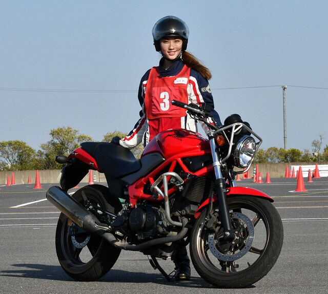 虹　16歳で普通二輪免許を取得。スーパーカブ（75㏄）などに乗り、18歳で大型二輪免許を取得。現在の愛車は母親から譲り受けたハーレー