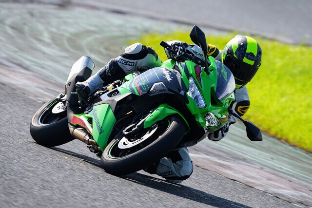 カワサキ ニンジャZX-4R／4RR　価格：112万2000円／115万5000円　完全新作となった珠玉の4気筒エンジン。男心を刺激する甲高いサウンドと、クラス史上最高となる80馬力のパワーは快感。爆売れも納得