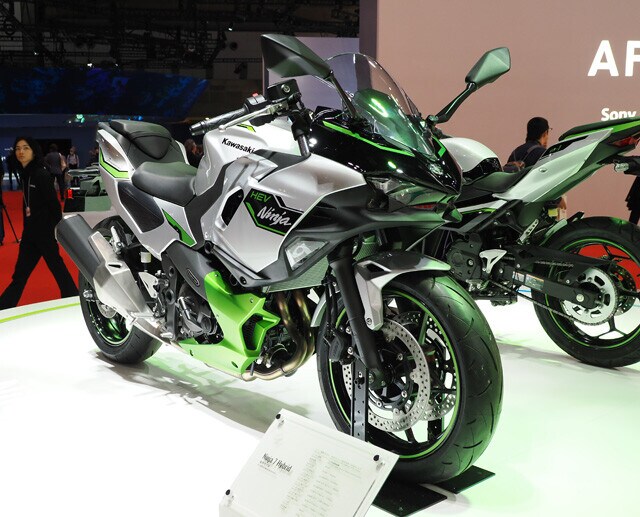 カワサキ ニンジャ7ハイブリッド　JMSでカワサキが国内初披露した世界初となるストロングハイブリッドシステムを搭載。優れた走行性能と燃費を両立する二刀流マシン