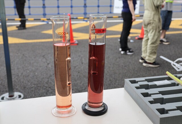 カーボンニュートラル燃料　23年9月に「モビリティリゾートもてぎ」（栃木県茂木町）で、ホンダはエキシビション走行を敢行。右がカーボンニュートラル燃料