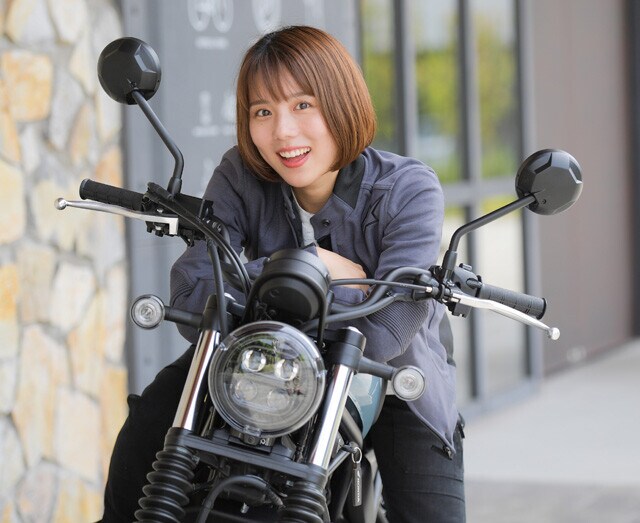 小野木里奈　大型自動二輪車免許のほかに、ボクシングのプロライセンスも持つ彼女。2月9日公開予定の映画『レディ加賀』に七尾桜子役として出演