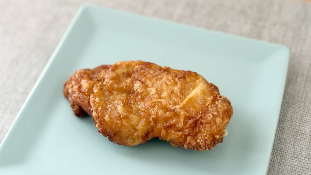 一口目からパリパリ！【ローソン】食感が魅力の新作チキンを食べてみた
